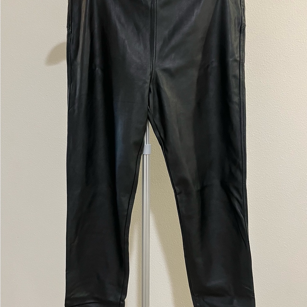 David Lerner Faux Leather
Leggings
Size XL / Color Black